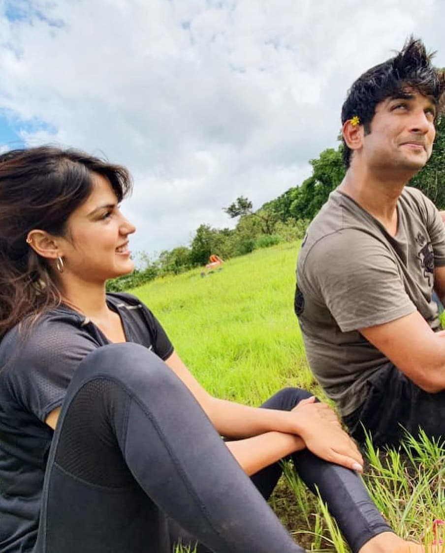  रिया चक्रवर्ती ने इंस्टाग्राम पर सुशांत संग अपने वेकेशंस के दौरान की कुछ रोमांटिक पलों की तस्वीरें शेयर की हैं. (फोटो साभारः Instagram @rhea_chakraborty)