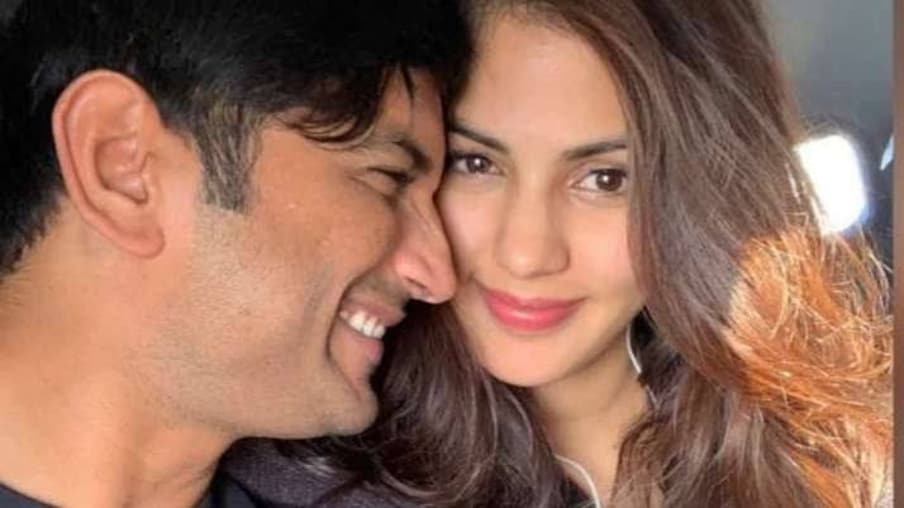  रिया चक्रवर्ती ने करीब एक महीना जेल में बिताया था. 28 दिन जेल में बिताने के बाद बॉम्बे हाईकोर्ट ने उन्हें जमानत दे दी थी. सुशांत के लिए ड्रग्स लाने के आरोप में रिया और उनके भाई शौविक चक्रवर्ती को गिरफ्तार किया गया था. (फोटो साभारः Instagram @rhea_chakraborty)