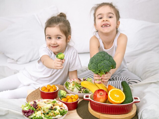 बच्चों की इम्युनिटी को स्ट्रॉन्ग रखना है बहुत जरूरी, अपनाएं ये 8 डाइट हैक्स - best immune booster foods for kids in hindi pra - News18 हिंदी