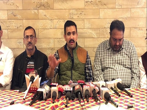 शिमला में पीने के पानी की किल्लत को लेकर विक्रमादित्य सिंह ने आरोप लगाया कि भाजपा शासित नगर निगम अपने चेहतों को ही पानी दे रही है. 