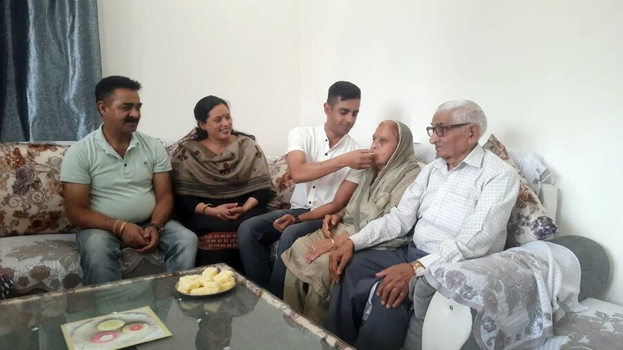 अभिमन्यु की तैनाती INS शिवाजी लोनावाला पुणे में हुई है. अभिमन्यु का कहना है कि जब एनडीए में लिखित परीक्षा पास की थी तो उन्होंने पंजाब यूनिवर्सिटी में जियोलॉजी विभाग में एडमिशन ले जिया था. इसके अलावा राष्ट्रीय प्रौद्योगिकी संस्थान में भी ट्रेनिंग के लिए उनका चयन हुआ था.
