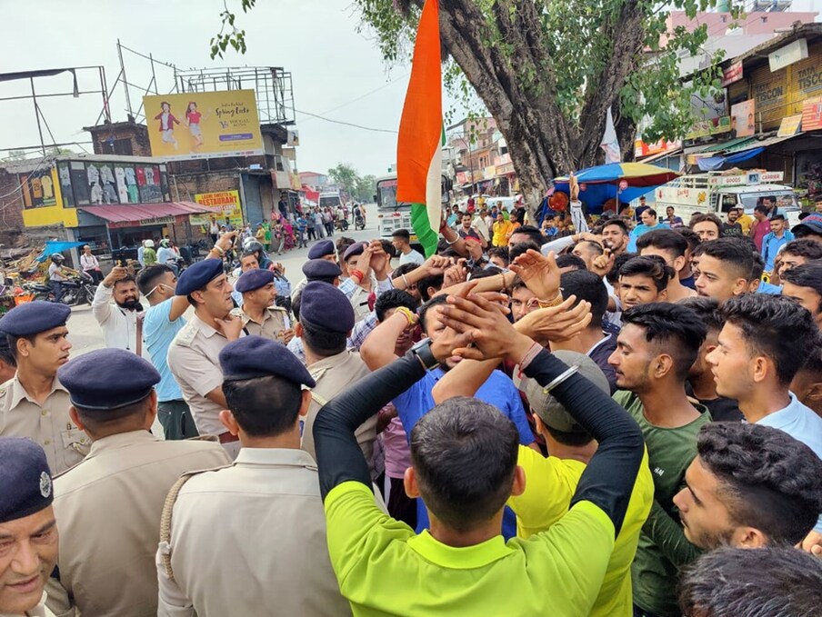  युवाओं का कहना है कि वह बीते 2 साल से सेना में भर्ती की तैयारियां कर रहे थे. अब ऐसे में सरकार नई योजना लेकर आई गई है. केवल चार साल के लिए भर्ती किया जाएगा. ये नाइंसफी है.