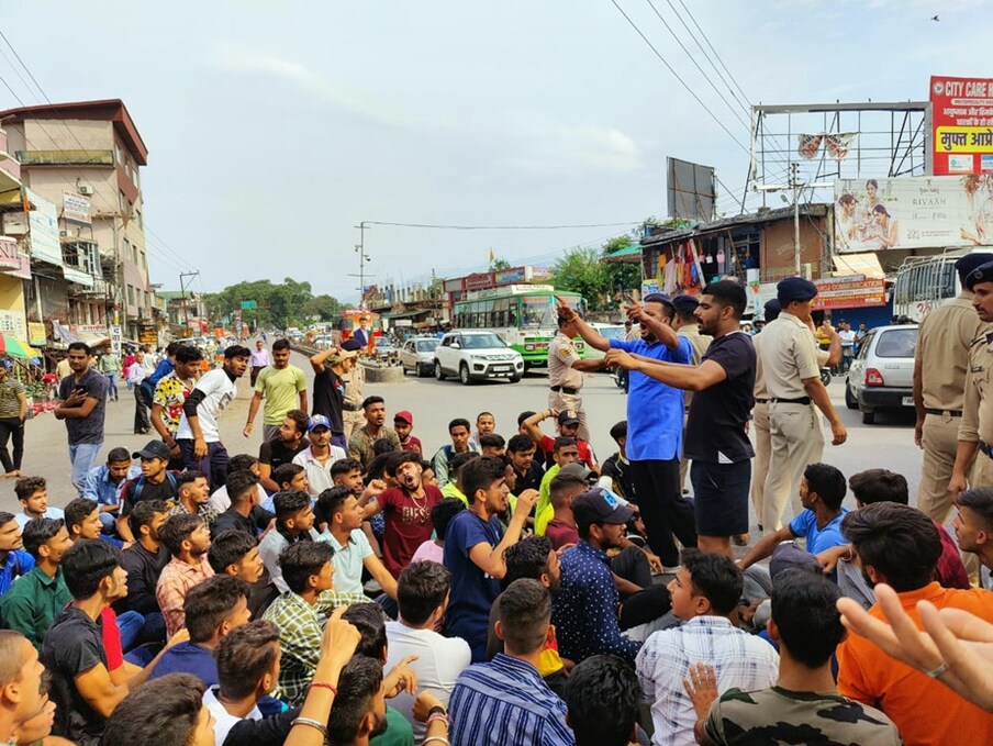  बिलासपुर में भी गरजे युवाः बिलासपुर में भी अग्निपथ के जरिये सेना भर्ती को लेकर केंद्र सरकार के रवैये से नाराज ट्रेनिंग एकेडमी के प्रशिक्षुओं ने एनएच-205 से लेकर डीसी दफ्तर तक रोष रैली निकाली .