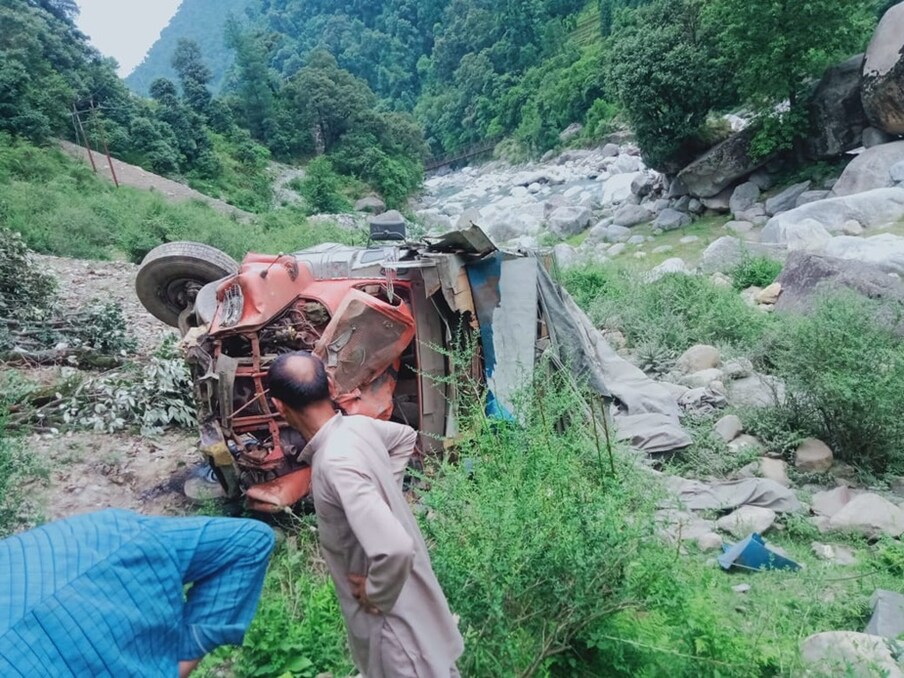  सीमेंट उतारने बाद वापसी में लचकंडी के पास ट्रक सड़क से करीब ढाई सौ मीटर नीचे लुढ़क कर ऊहल नदी के पास पहुंच गया, जिससे ट्रक के परखच्चे उड़ गए और चालक की भीतर ही दर्दनाक मौत हो गई.