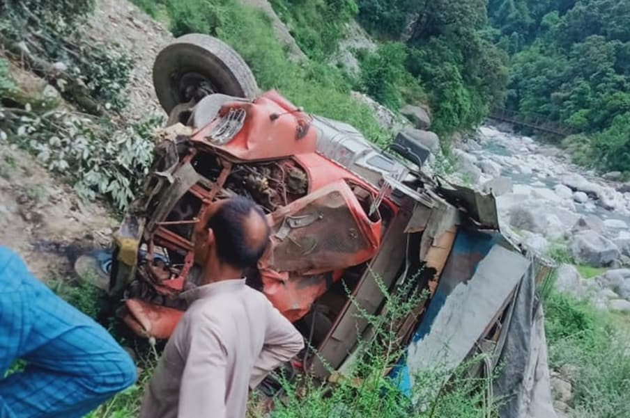  मंडी. हिमाचल प्रदेश के मंडी जिला में दर्दनाक हादसा पेश आया है. यहां घटासनी-बरोट राजमार्ग ट्रक के खाई में गिरने से चालक की मौके पर मौत हो गई है. घटना गुरुवार दोपहर की है.