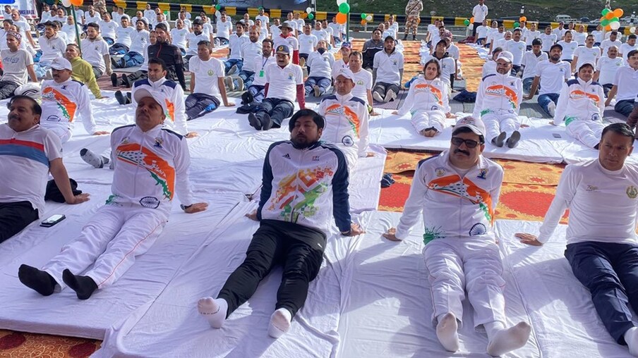 मंडी की पराशर झील में भी कार्यक्रम आयोजित किया गया और योग क्रियाएं की गई. इस दौरान पीएम मोदी के भाषण को सुनने के लिए एलईडी भी लगाई गई थी.