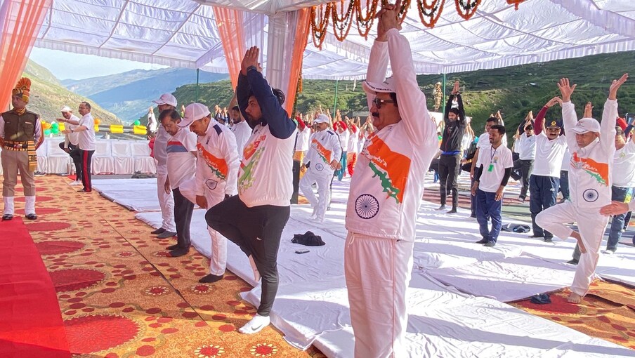 केन्द्रीय युवा सेवाएं एंव खेल राज्य मंत्री निसिथ प्रमाणिक संग तकनीकी शिक्षा मंत्री डॉ. राम लाल मारकंडा और शिक्षा मंत्री गोविंद सिंह ठाकुर संग नॉर्थ पोर्टल अटल टनल पर आईटीबीपी के 150 जवान, नेहरू युवा केन्द्र संगठन से 100 वॉलन्टियर, आयुष विभाग से 50, सेना से 30, सीमा सड़क संगठन से 50, अटल बिहारी पर्वतारोहण संस्थान मनाली से 30, एनडीआरएफ से 50, आर्ट ऑफ लिविंग तथा अन्य संगठनों से 50 प्रतिभागियों ने योग किया.