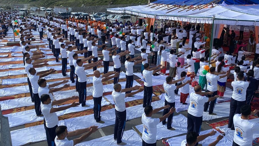 जानकारी के अनुसार, शिमला के रिज मैदान पर सुबह-सुबह सीएम जयराम पहुंचे और योग किया. इसके अलावा, मनाली की अटल टनल के नोर्थ पोर्टल पर योग दिवस मनाया गया.