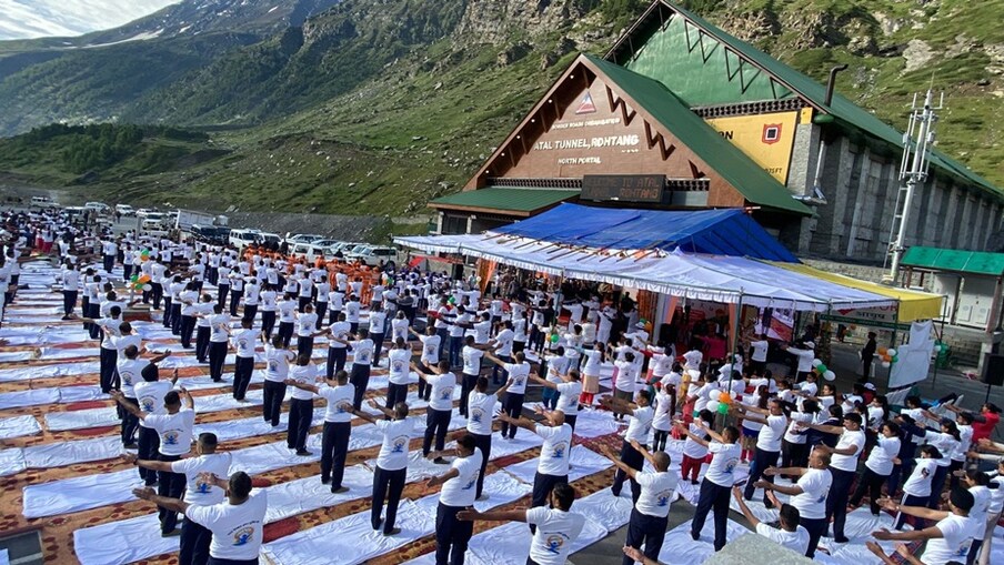 शिमला. हिमाचल प्रदेश कई भिन्न-भिन्न इलाकों में मंगलवार को योगा दिवस मनाया गया.