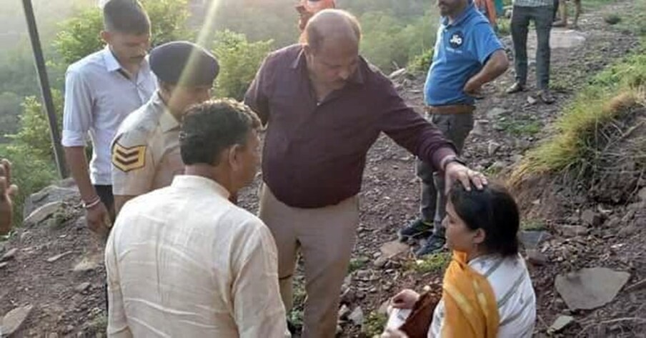 दरअससल, सीएमओ मंडी डॉ. देवेंद्र कुमार शर्मा निजी काम से चंडीगढ़ गए थे. मंडी लौटते समय बिलासपुर जिला के स्वारघाट से लगभग 6 किलोमीटर पीछे गड़ामोड़ा के समीप उनकी गाड़ी अनियंत्रित होकर सड़क से नीचे लुढ़क गई. हादसे के समय गाड़ी में देवेंद्र के साथ उनका बेटा,पत्नी और पत्नी की बहन मौजूद थे. इन्हें मामूली चोटें आई हैं.