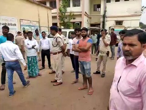 बिहार के पूर्णिया में हुए सड़क हादसे में 9 लोगों की मौत के बाद अस्पताल में जमा भीड़