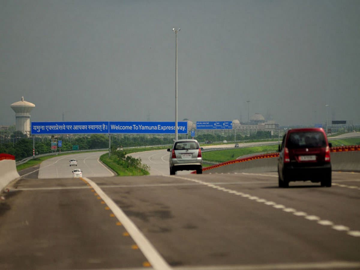 Overtake, overtaking Rule, how to overtake, Delhi-Meerut Expressway, tips of driving, what to do on a road trip, Vehicle Speed, expressway Speed Limit, ओवरटेक, ओवरटेक कैसे करें, दिल्ली-मेरठ एक्सप्रेसवे, चालान, 500 रुपये का चालान, ईस्टर्न पेरिफेरल एक्सप्रेसवे, यमुना एक्सप्रेसवे, दिल्ली-एनसीआऱ न्यूज, हाईवे पर ड्राइविंग कैसे करें, ड्राइविंग टिप्स इन हाइवे, रोड ट्रिप पर क्या सावधानी बरते, कार न्यूज, बस न्यूज, ऑटो न्यूज, मनी न्यूज दिल्ली-मेरठ एक्सप्रेसवे पर अब निर्धारित गति सीमा का पालन नहीं करने पर आपसे चालान वसूला जा सकता है.