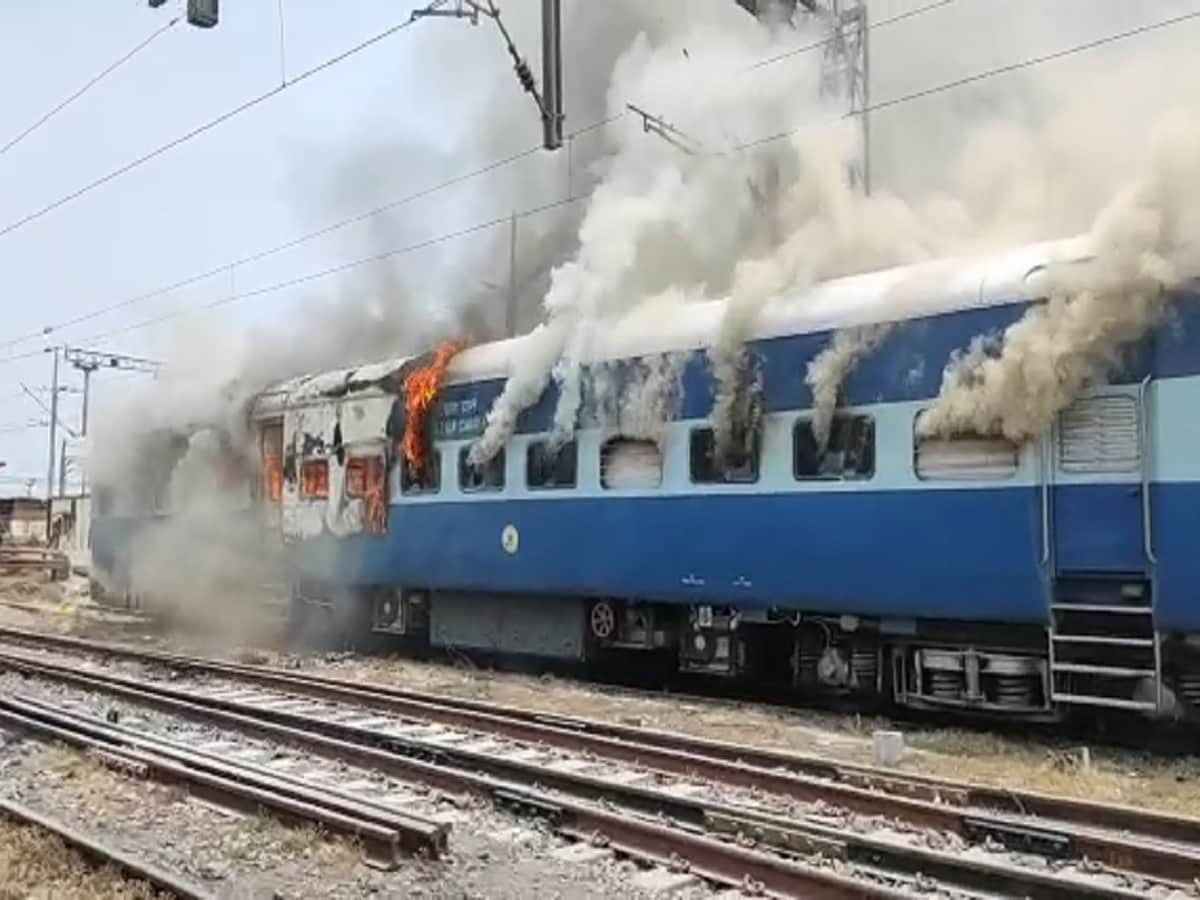 अग्निपथ की आग में दहक उठा बिहार: युवाओं ने ट्रेन में लगाई आग, प‍टरियों पर  उग्र प्रदर्शन से कई रेलखंड पर यातायात बाधित - agnipath scheme bihar is  burning train ...