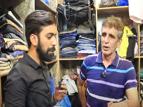 170 अंतरराष्ट्रीय मैच में अंपायरिंग करने वाले पाकिस्तानी अंपायर असद रऊफ आजकल जूते-चप्पलों की दुकान चला रहे हैं. (PC-PAK TV Video grab)
