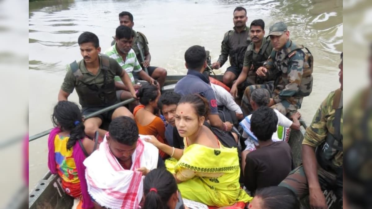 असम की बाढ़ में फंसे लोगों की मदद के लिए गए पुलिसकर्मी नदी में बहे थाना प्रभारी समेत 2 की मौत
