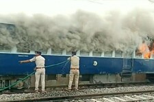 अग्निपथ योजना के खिलाफ बलिया में भी प्रदर्शन, स्टेशन पर खड़ी ट्रेन में लगाई आग