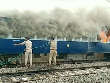 अग्निपथ योजना के खिलाफ बलिया में भी प्रदर्शन, स्टेशन पर तोड़फोड़, ट्रेन में  भी लगाई आग - agnipath protest students ransack ballia railway station torch  train upat – News18 हिंदी