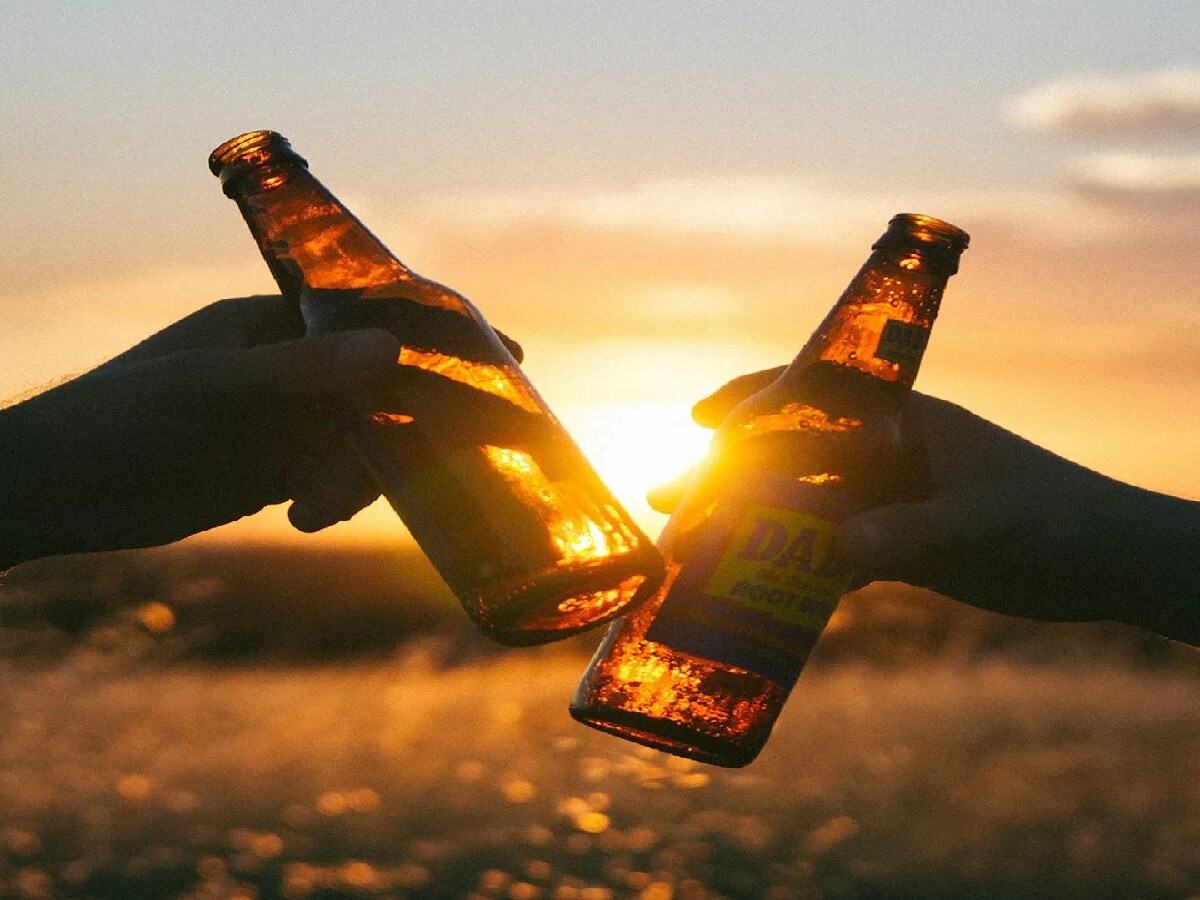 इस देश में बीयर के लिए मारामारी! पीने के बाद वापस करनी होंगी बोतलें