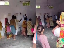 सरकारी स्कूल के टीचर ने महिला शिक्षामित्र को चप्पल से पीटा, देखें VIRAL VIDEO