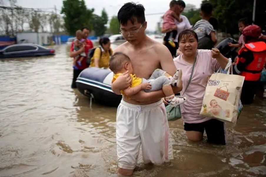  बारिश और बाढ़ की वजह से प्रांत (Jiangxi Province) के कई इलाकों में भूस्खलन का खतरा पैदा हो गया है. अधिकतर इमारतें पानी में डूबी हुई हैं, जिनमें कई काफी पुरानी भी हैं. ऐसे में बारिश के दौरान उन इमारतों के गिरने का खतरा बनता जा रहा है.