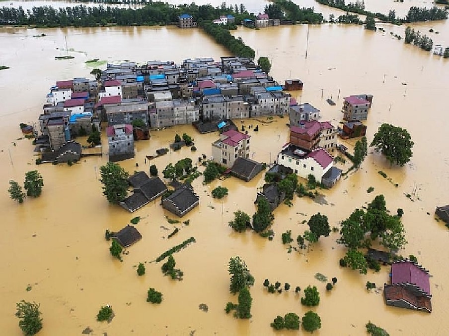  मीडिया रिपोर्ट के मुताबिक जियांग्शी प्रांत (Jiangxi Province) में आई भीषण बाढ़ से 5 लाख से ज्यादा लोग प्रभावित हुए हैं. प्रांत के कई शहरों में पानी भरा हुआ है और लोग अपने घरों में कैद हैं.