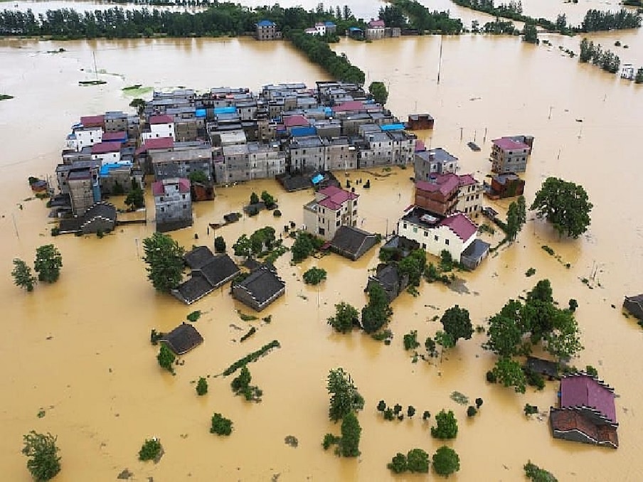 मीडिया रिपोर्ट के मुताबिक जियांग्शी प्रांत (Jiangxi Province) में आई भीषण बाढ़ से 5 लाख से ज्यादा लोग प्रभावित हुए हैं. प्रांत के कई शहरों में पानी भरा हुआ है और लोग अपने घरों में कैद हैं.