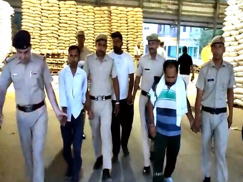 यमुनानगर में गरीबों को मिलने वाली गेंहू पर सरकारी कर्मचारी डाका मार रहे थे