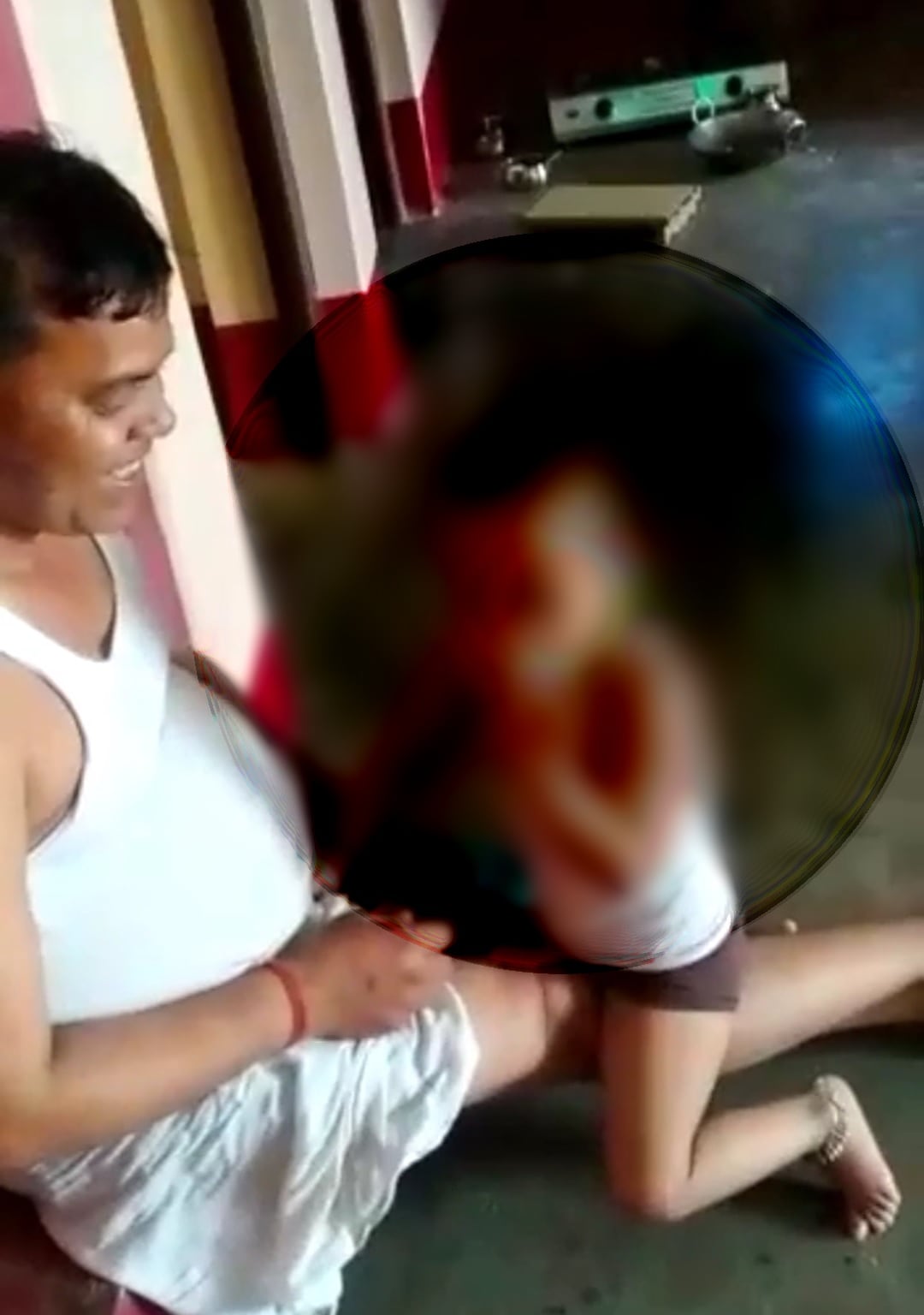 ये कैसा रिश्ता निभाया! दादा ने अपनी ही पोती को पिला दी बीड़ी, देखें मासूम  का वायरल वीडियो - grandfather gave beedi to innocent poti daughter in law  lodged fir after watching