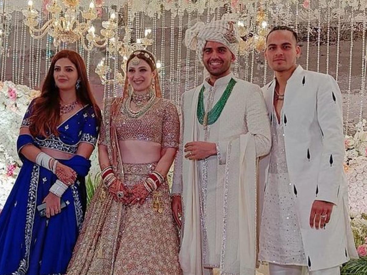  टीम इंडिया के स्टार पेसर दीपक चाहर बुधवार को अपनी मंगेतर जया भारद्वाज के साथ विवाह-बंधन में बंध गए. दीपक और जया ने मोहब्बत के शहर कहे जाने वाले आगरा शहर में 7 फेरे लिए. उनके चचेरे भाई ने एक खूबसूरत तस्वीर शेयर की है जो दीपक और जया की शादी की है. (Instagram)