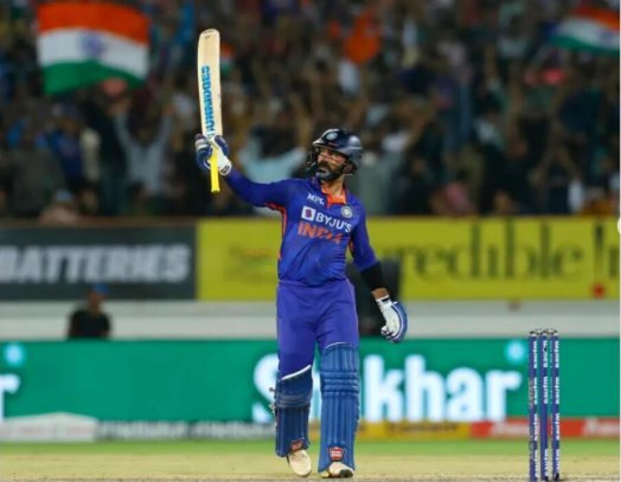  दिनेश कार्तिक ने दक्षिण अफ्रीका के खिलाफ राजकोट के सौराष्ट्र क्रिकेट एसोसिशन स्टेडियम में 27 गेंदों पर 55 रन की पारी खेली. उन्होंने अपनी अर्धशतकीय पारी में 2 छक्के और 9 चौके लगाए. इस दौरान उनका स्ट्राइक रेट 200 से ज्यादा का रहा. (Instagram)