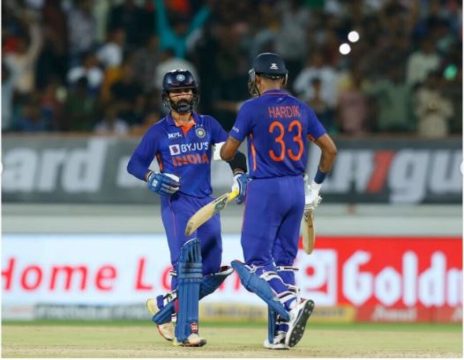 दिनेश कार्तिक का अर्धशतक उस समय आया, जब टीम इंडिया एक समय 81 रन पर 4 विकेट गंवाकर मुश्किल में दिखाई दे रही थी. उन्होंने बेहतरीन पारी खेलकर टीम इंडिया का स्कोर 20 ओवर में 6 विकेट पर 169 रन तक पहुंचाने में अहम भूमिका निभाई. (Instagram)