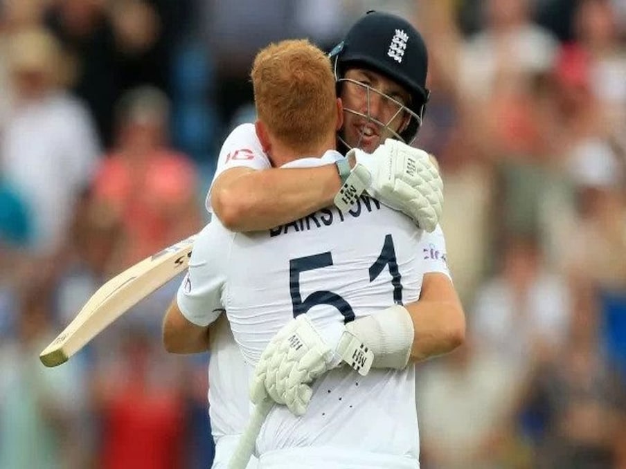  इंग्लैंड ने लीड्स में खेले गए तीसरे टेस्ट में न्यूजीलैंड को 7 विकेट से मात दी थी. 296 रन के लक्ष्य को उसने 54.2 ओवर में हासिल कर लिया था. बेयरस्टो 44 गेंद पर 71 रन बनाकर अंत तक डटे रहे. (England Cricket/twitter)