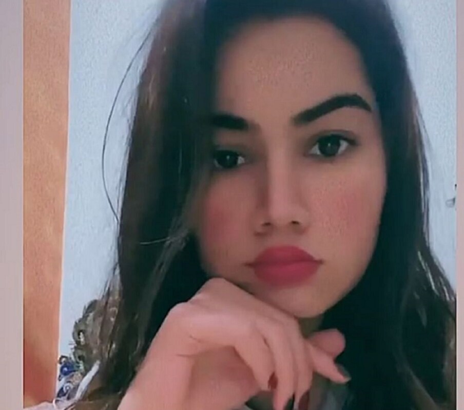  मामले की सूचना पुलिस को दी गई, पुलिस मौके पर पहुंची. वहीं बताया गया है कि युवतियों की मां कार पर घर आ रही थी तो घटना के बाद आरोपी ने अपने दो साथियों सहित हनुमान मंदिर के पास उसे भी चाकू दिखाया, जिससे डिवाइडर से बाइक टकराने से घायल हमलावर को दबोच लिया गया.