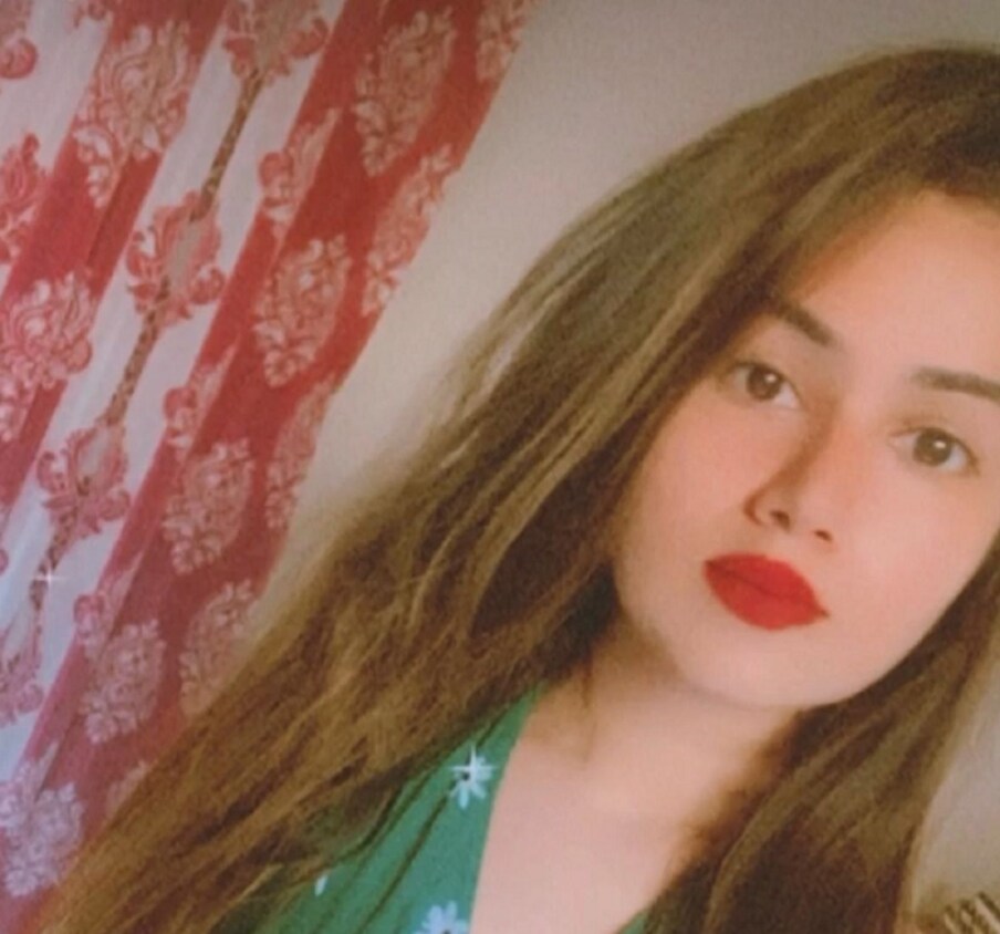  वहीं युवतियों को अस्पताल लाया गया, जहां छोटी बहन योगिता की मौत हो गई, जबकि दूसरी को रेफर किया गया. बताया जा रहा है पिछले महीने भी हमला किया गया था. युवती की मां का आरोप है कि पुलिस ने इस मामले में कोई सख्त कार्रवाई नहीं की जिसके बाद इस युवक के हौसले बुलंद हो गए और इसने जेल से बाहर आते ही दोबारा हमला कर दिया.