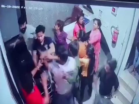 युवक-युवतियों के झगड़े का ये वीडियो सोशल मीडिया पर वायरल हो रहा है.