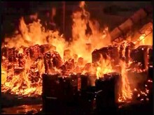 देखते ही देखते जलकर राख हो गई प्लाई बोर्ड की फैक्ट्री, 15 घंटे में बुझी आग