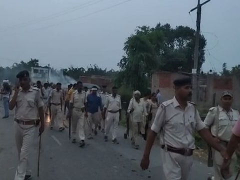गोपालगंज में अतिक्रमण हटाने गई पुलिस-प्रशासन की टीम पर उग्र ग्रामीणों ने पथराव कर दिया. इसके बाद पूरे इलाके को छावनी में तब्‍दील कर दिया गया. (न्‍यूज 18 हिन्‍दी)