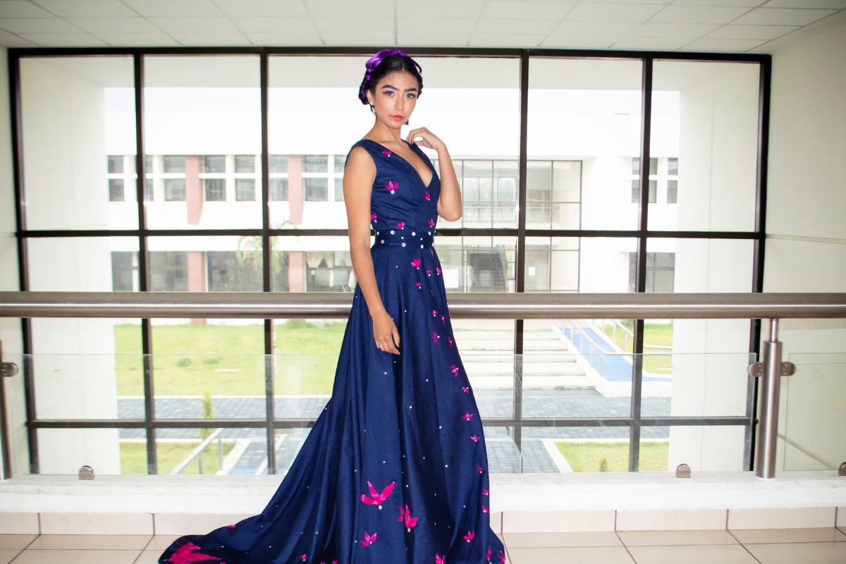 Anarkali dress cutting and stitching in Hindi | kalidar long kurti | gown |  Welcome to Meena boutique title = Anarkali dress cutting and stitching in  Hindi | kalidar long Kurti |