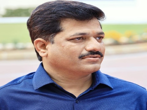 एकनाथ शिंदे के गुट से बाहर आए विधायक कैलाश पाटिल ने सीएम उद्धव ठाकरे से मुलाकात की और पूरा वाकया बयां किया. (फोटो-Facebook/Kailas Patil)