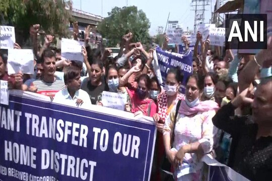 जम्मू में आज सैंकड़ों कर्मचारियों ने लक्षित हत्या के विरोध में प्रदर्शन किया. ANI