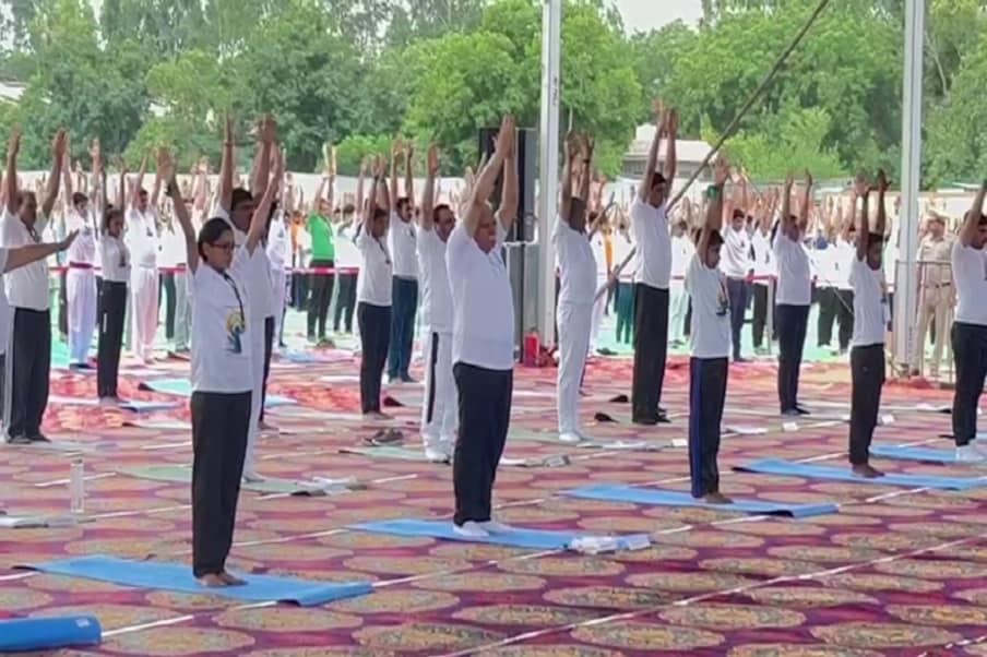 वहीं सीएम मनोहर लाल ने ट्वीट करते हुए कहा कि मैं घोषणा करता हूँ कि 'अग्निपथ योजना' के तहत 4 वर्ष देश की सेवा करने के बाद वापिस आने वाले अग्निवीरों को गारंटी के साथ हरियाणा सरकार में नौकरी दी जाएगी.