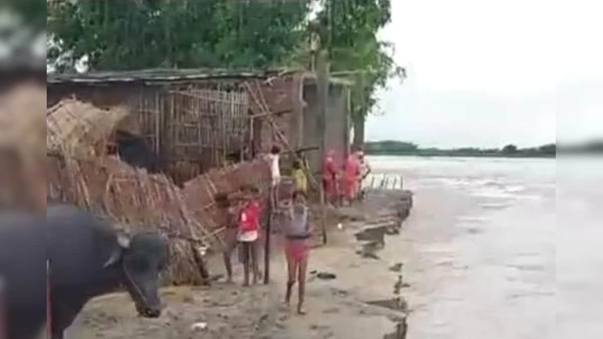 बिहार में बाढ़ः सैकड़ों एकड़ खेत और घर नदी में समाए कटाव के डर से खुद ही पक्का मकान ढहा रहे लोग
