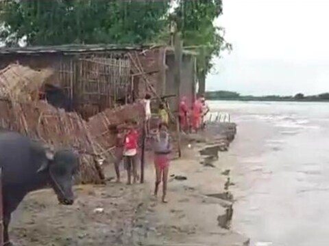 Bihar Flood: किशनगंज में बाढ़ के कारण मिट्‌टी का कटाव जारी है.