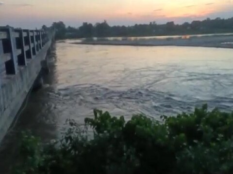 किशनगंज में नदियों के कटाव के कारण लाखों लोगों के लिए लाइफलाइन रामपुर पुल के लिए खतरा पैदा हो गया है. (न्‍यूज 18 हिन्‍दी)
