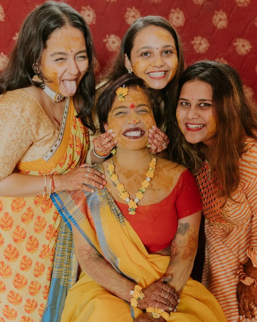  क्षमा बिंदु ने शादी की फोटो शेयर करने के बाद लिखा कि घर के बाहर नो मीडिया का बोर्ड लगा हुआ लेकिन फिर भी मीडिया मेरे घर पर आ रही है. कृपया यहां न आएं, मैं कोई ऑफलाइन इंटरव्यू नहीं दूंगी. मेरी कल शादी हुई है, मुझे एन्जॉय करने दीजिए. (फोटो- इंस्टाग्राम )
