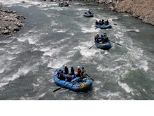 कुल्लू-मनाली में बढ़ी पर्यटकों की भारी भीड़, राफ्टिंग का उठा रहे हैं लुत्फ