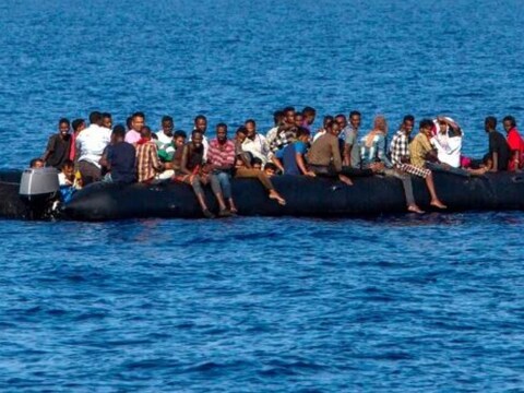 एक नाव के डूब जाने से महिलाओं और बच्चों सहित कम से कम 30 प्रवासी लापता हो गए. (photo- AFP)