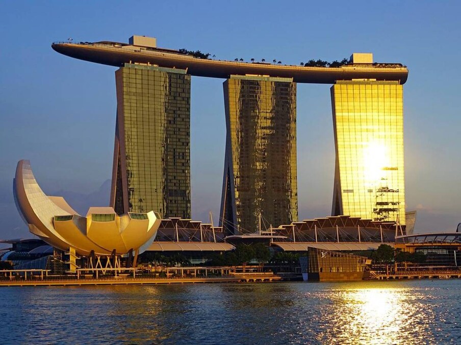 दुनिया की सबसे महंगी इमारतों में चौथा नंबर सिंगापुर में मौजूद Marina Bay Sands नाम के लग्ज़री होटल का है. 2500 कमरों वाले इस आलीशान होटल को $5.9 Billion की लागत में बनाया गया है. भारतीय मुद्रा में ये कीमत 4 खरब 62 अरब से भी ज्यादा (Rs 4,62,16,64,70,000) है. होटल में सारी सुविधाओं के साथ दुनिया का सबसे बड़ा इनफिनिटी पूल भी मौजूद है. होटल के 3 टावर एक ही छत से कनेक्टेड हैं. (Credit- Pixabay)