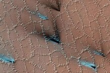 मंगल की सतह पर दिख रहीं ऐसी दरारें, क्यों निकला काला-नीला धुंआ?