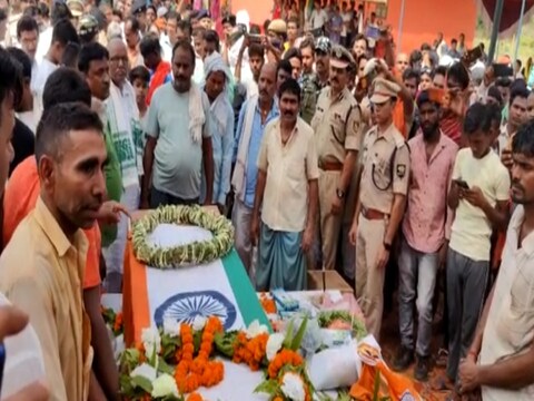 सीआरपीएफ के शहीद जवान धर्मेंद कुमार सिंह का गुरुवार को पूरे सम्‍मान के साथ अंतिम संस्‍कार किया गया. (न्‍यूज 18 हिन्‍दी)